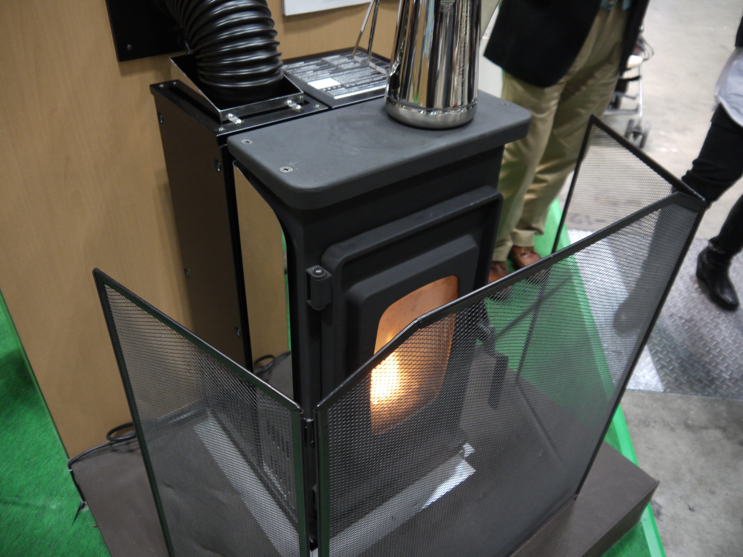 Solid-fuel pellet room heater (local space heater)
