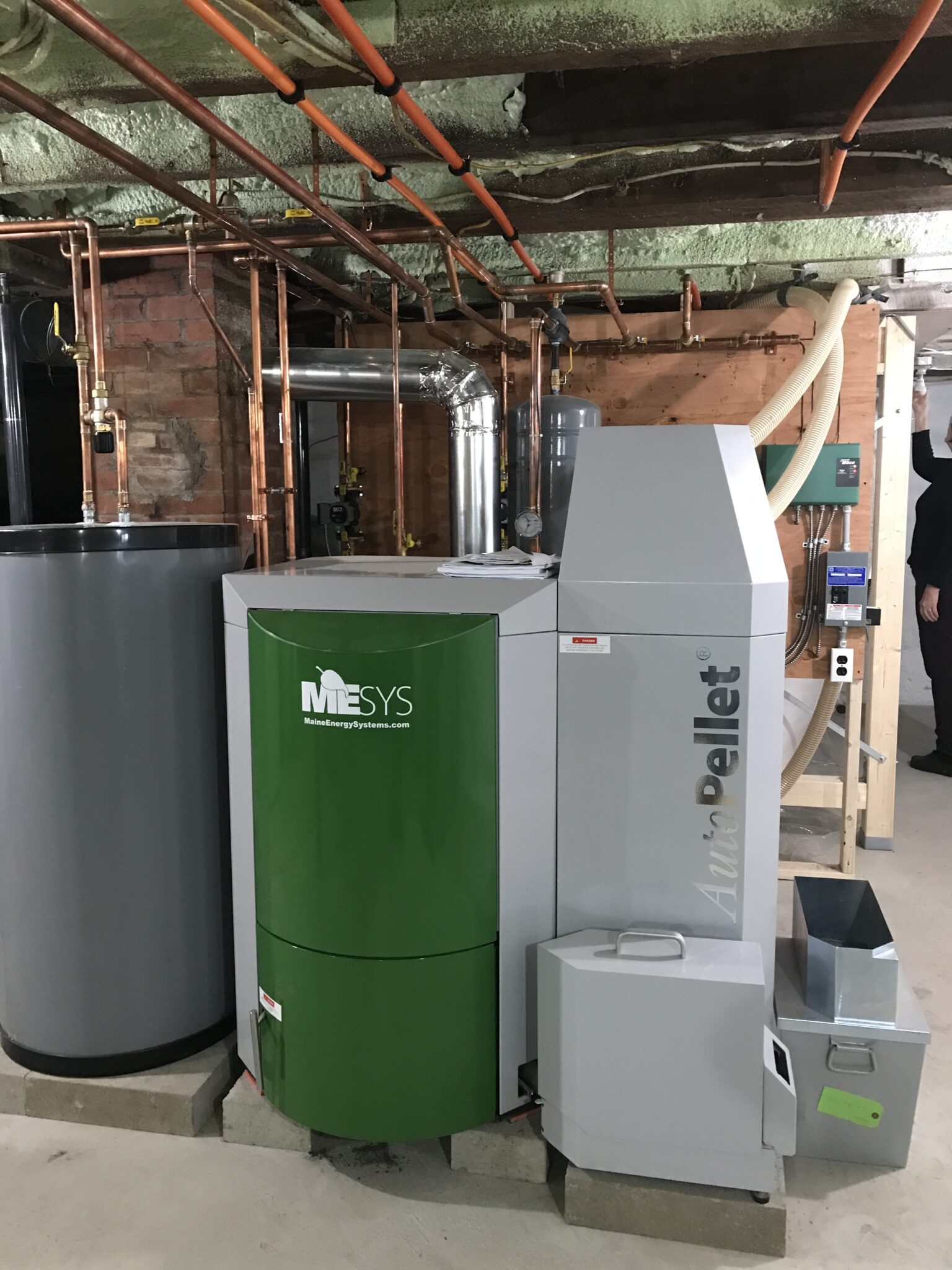 Instalación de caldera automática de pellets de madera con depósito de agua caliente sanitaria
