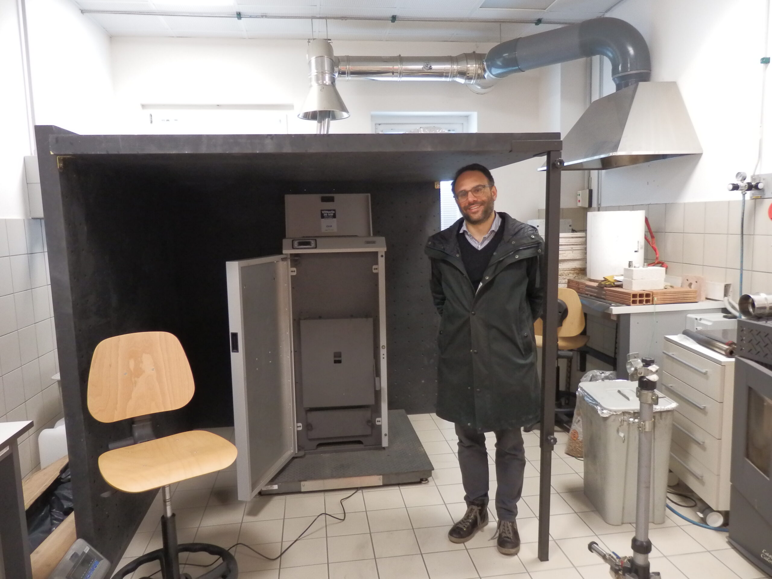 Solid-fuel pellet room heater under technical evaluation at a research centre